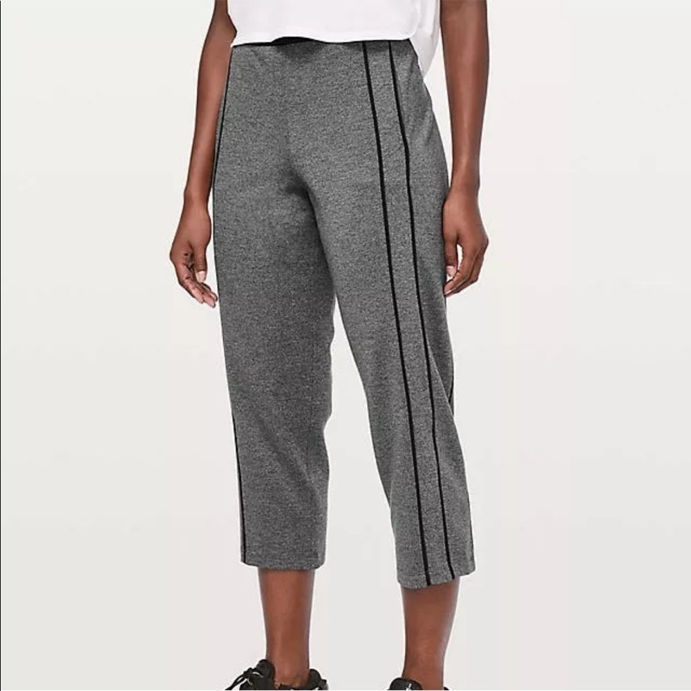 Lululemon Athletica Women's Light Strides Crop 23" Size 8 New !!